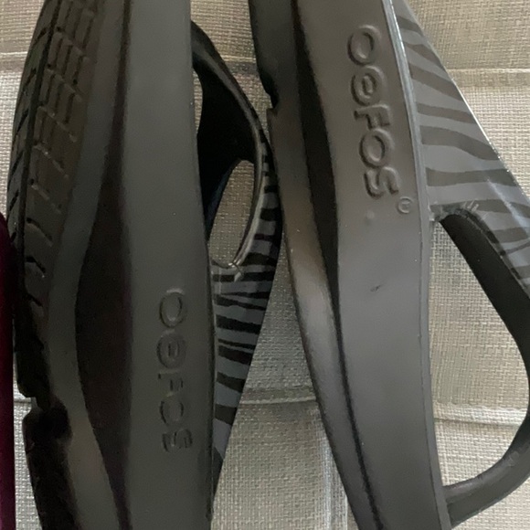 OOFOS flip flops - Picture 6 of 6